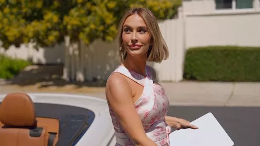 Poster del episodio 1 de Selling the OC online